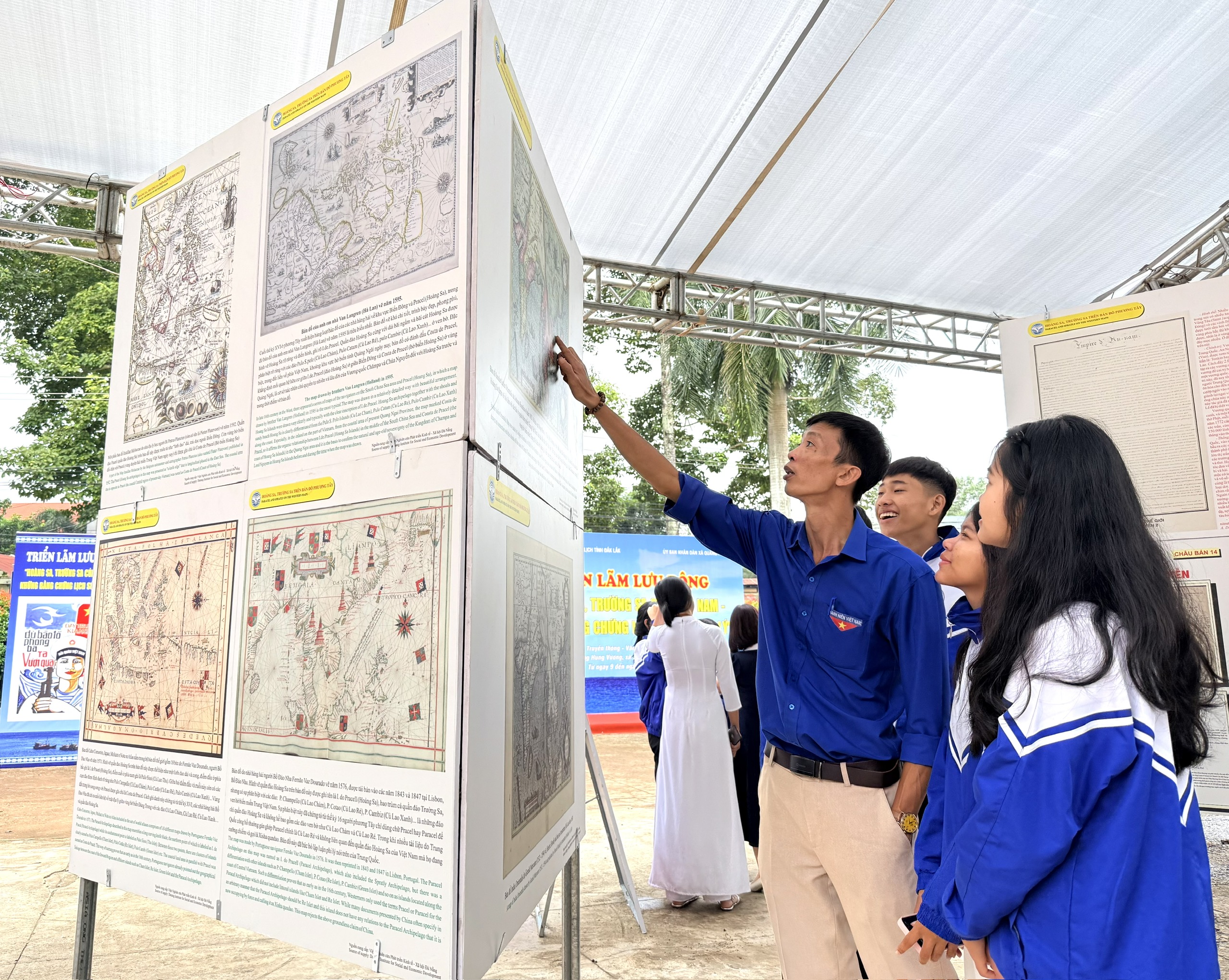 Nhiều người dân và cán bộ, công chức, học sinh... đến tham quan Triển lãm